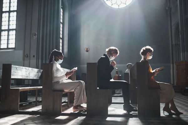 Groep Van Mensen Zitten Bank Bidden Oude Mooie Kerk — Stockfoto