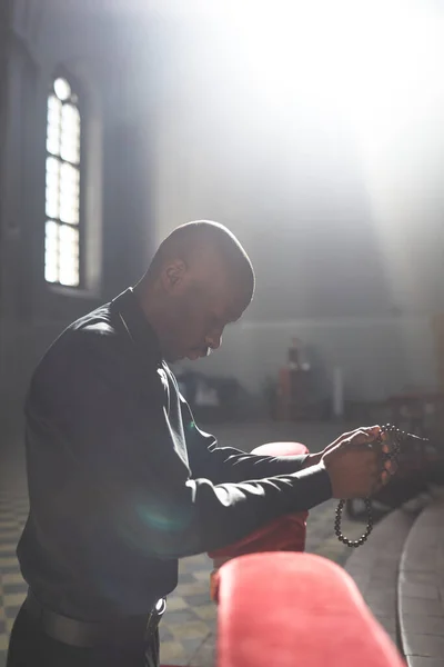 Católico Africano Conversando Com Deus Sua Oração Enquanto Está Igreja — Fotografia de Stock