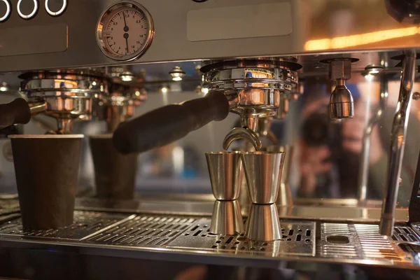 Крупным Планом Фоновое Изображение Промышленной Кофеварки Делающей Эспрессо Кафе Кофейне — стоковое фото