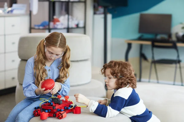 Retrato Duas Crianças Brincando Com Máquina Robô Durante Aula Engenharia — Fotografia de Stock