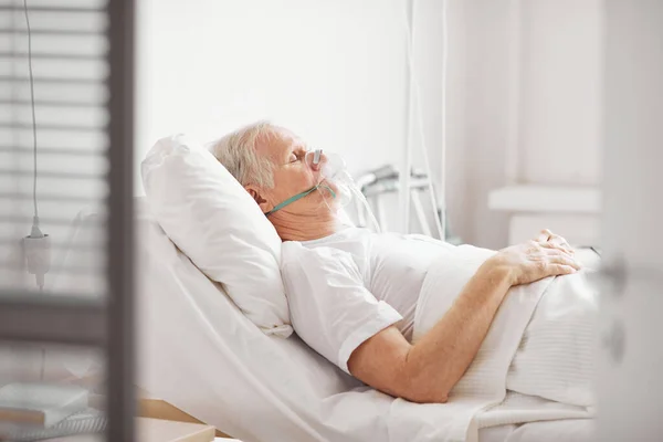 Vista Laterale Malato Anziano Sdraiato Nel Letto Ospedale Con Maschera — Foto Stock