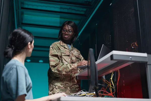 Ritratto Angolo Basso Giovane Donna Afro Americana Che Indossa Uniforme — Foto Stock