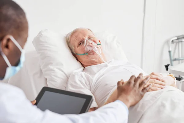 Ritratto Anziano Malato Disteso Letto Ospedale Con Maschera Ossigeno Parlando — Foto Stock
