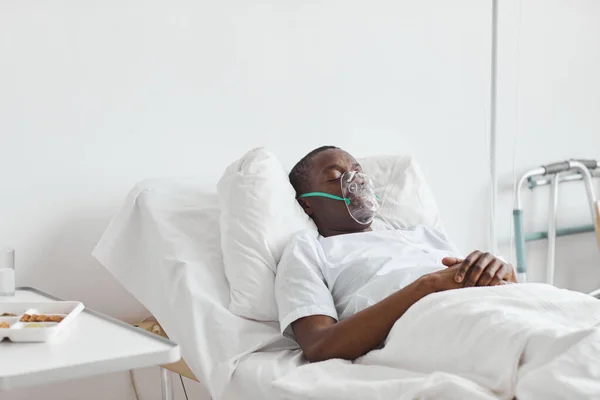 Porträt Eines Afroamerikaners Schlafend Auf Krankenhausbett Mit Sauerstoffmaske Weißen Zimmer — Stockfoto