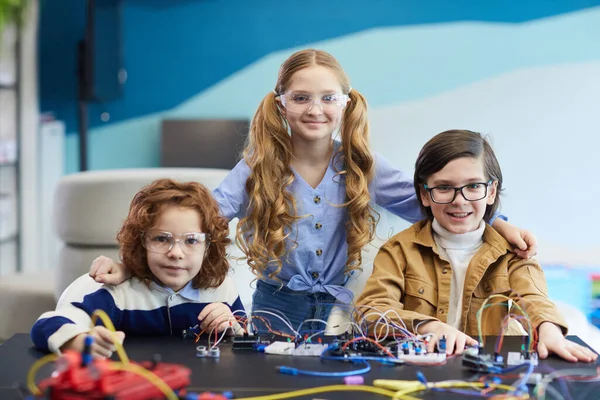 Vooraanzicht Portret Van Drie Kinderen Die Robots Bouwen Technische Klas — Stockfoto