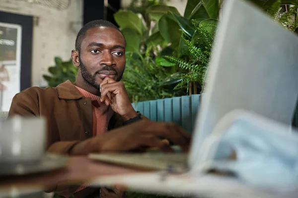 Ritratto Uomo Afroamericano Moderno Che Lavora Con Computer Portatile Mentre — Foto Stock