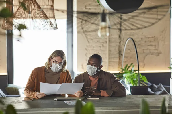 Vooraanzicht Portret Van Twee Mannen Die Samenwerken Aan Het Project — Stockfoto