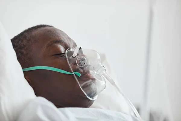 Seitenansicht Porträt Eines Jungen Afroamerikanischen Mannes Krankenhausbett Mit Sauerstoffmaske Kopierraum — Stockfoto