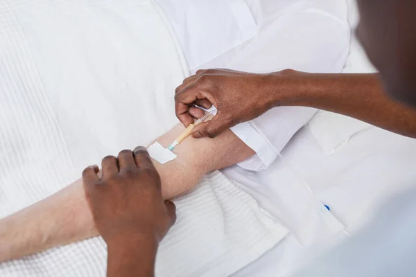 Zbliżenie Afroamerykańskiego Lekarza Zakładającego Kroplówkę Podczas Leczenia Pacjenta Szpitalu Przestrzeń — Zdjęcie stockowe