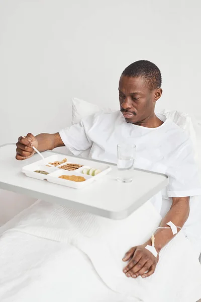 Afro Amerikan Bir Adamın Beyaz Yatakta Yatarken Hastanede Yemek Yerken — Stok fotoğraf