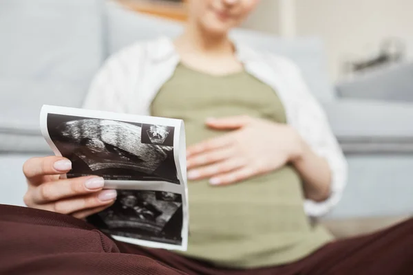 Close Pregnant Woman Holding Ultrasound Her Baby Her Hands — Stock fotografie