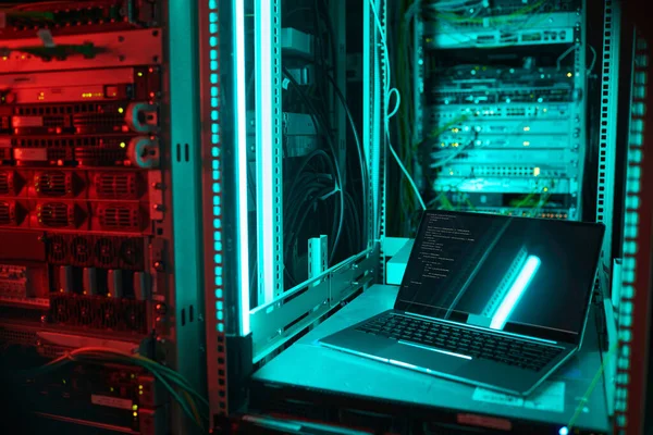 Hintergrundbild Von Geöffnetem Laptop Durch Serverschrank Rechenzentrum Beleuchtet Durch Blaues — Stockfoto