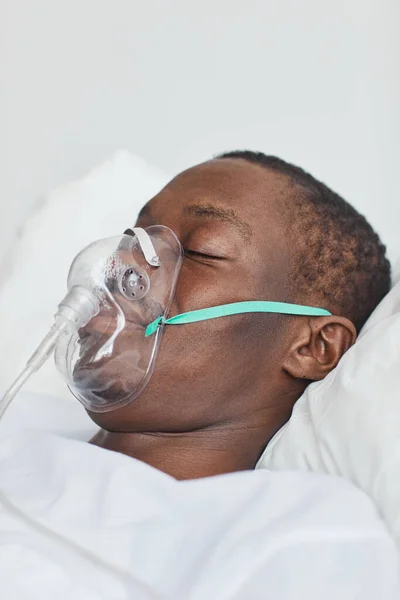 Nahaufnahme Seitenansicht Porträt Eines Afroamerikanischen Mannes Krankenhausbett Mit Sauerstoffmaske — Stockfoto
