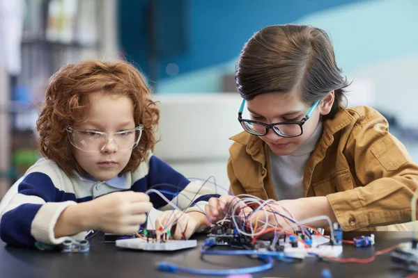 Προσωπογραφία Δύο Αγοριών Που Κατασκευάζουν Ρομπότ Και Πειραματίζονται Ηλεκτρικά Κυκλώματα — Φωτογραφία Αρχείου
