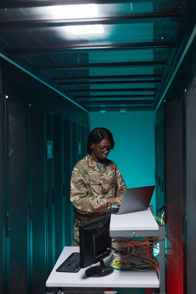 컴퓨터를 사용하여 군복을 네트워크를 구축하는 여성의 — 스톡 사진
