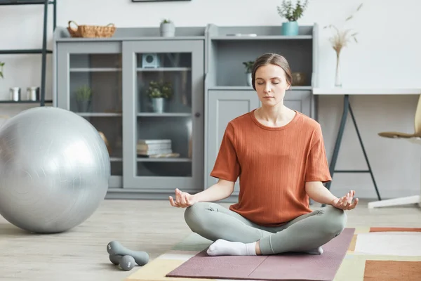 Pregnant Woman Sitting Exercise Mat Lotus Position Meditating Eyes Closed — Stock Photo, Image