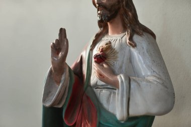 Kilisede duran ünlü heykelin resmi.