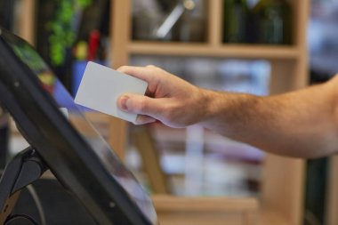 Kahve siparişleri ve ödemeler işlenirken kayıt bilgisayarını kullanan tanınmayan adamın kapatılması, boşluk kopyalanması