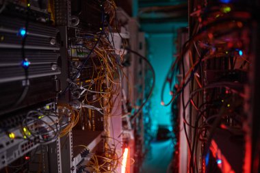 İnternet kablosu ve kabloları olan sunucu odasının arkaplan resmi, boşluğu kopyala