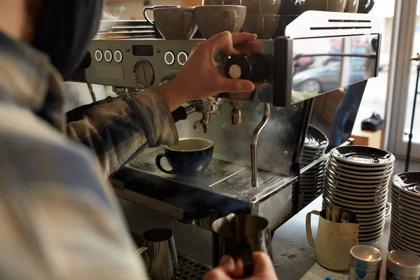 咖啡店在咖啡店里煮新鲜咖啡时 用咖啡机关闭无法辨认的咖啡店 复制空间 — 图库照片