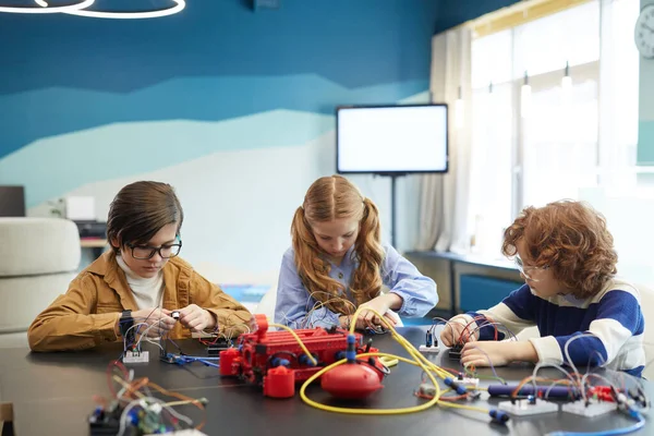 Retrato Vista Frontal Tres Lindos Niños Construyendo Robots Durante Clase — Foto de Stock