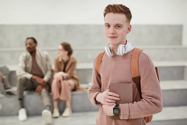 Ritratto Vita Giovane Studente Maschio Con Uno Zaino Che Sorride — Foto Stock