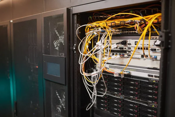Hintergrundbild Eines Serverschrankes Mit Kabeln Und Leitungen Rechenzentrum Supercomputer Netzwerk — Stockfoto
