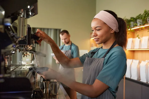 Portrait Latéral Jeune Femme Barista Faisant Café Frais Dans Café — Photo