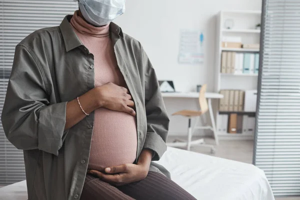 Detailní Záběr Těhotné Ženy Masce Sedí Ordinaci Lékaře Během Její — Stock fotografie
