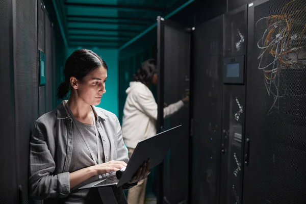 Retrato Cintura Hacia Arriba Del Ingeniero Datos Femenino Que Usa — Foto de Stock