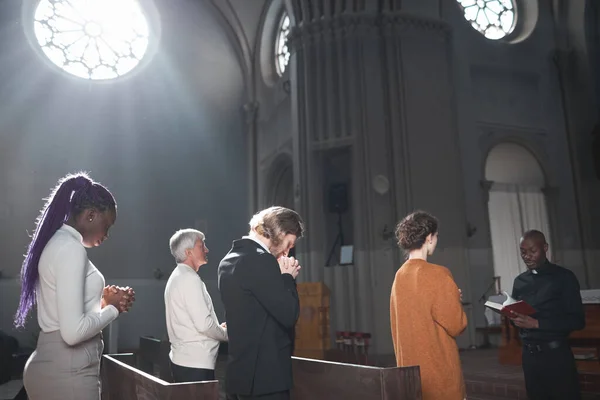 Grupo Personas Pie Iglesia Durante Una Misa Con Sacerdote —  Fotos de Stock