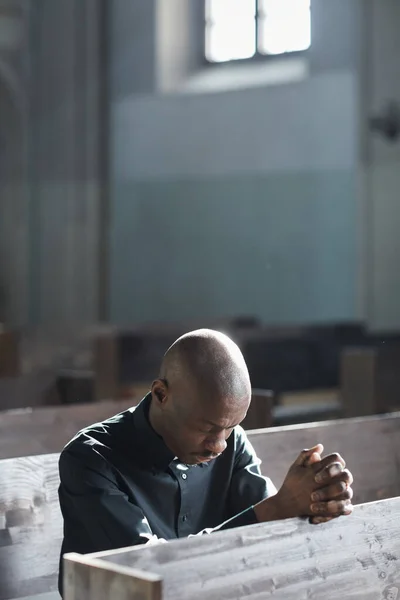 Hombre Africano Rezando Sentado Iglesia —  Fotos de Stock