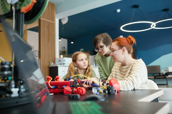 Retrato Dos Niños Construyendo Robot Durante Clase Ingeniería Escuela Con — Foto de Stock