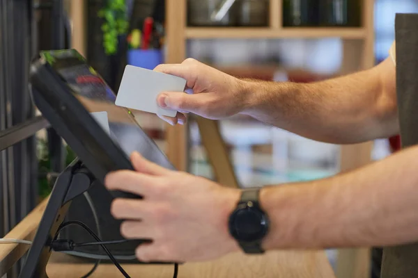 Primer Plano Del Hombre Irreconocible Que Usa Registro Cafetería Mientras —  Fotos de Stock