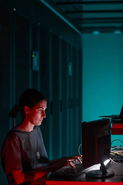 Портрет Женщины Инженера Работающей Компьютере Серверной Комнате Освещенной Синим Светом — стоковое фото