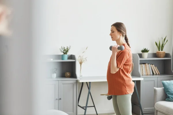 Young Pregnant Woman Holding Dumbbells Exercising Morning Home — Stockfoto