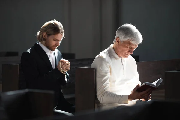 Homens Sentados Banco Rezando Igreja Durante Missa — Fotografia de Stock