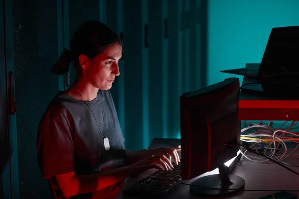 Портрет Женщины Инженера Помощью Компьютера Время Работы Серверной Освещенной Красным — стоковое фото