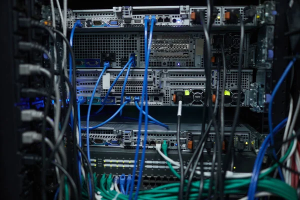 Hintergrund Nahaufnahme Von Serverschränken Mit Kabeln Und Leitungen Rechenzentrum Supercomputerkonzept — Stockfoto