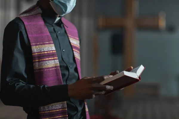 Primer Plano Del Sacerdote Disfrazado Leyendo Biblia Mientras Está Pie —  Fotos de Stock