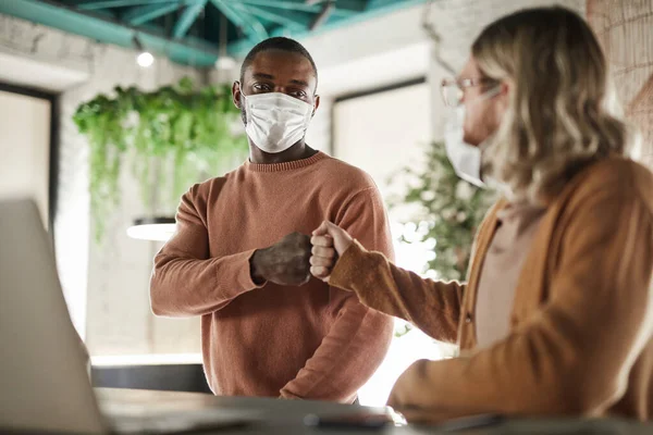 Portret Van Twee Mannen Met Maskers Vuisten Tijdens Onophoudelijke Begroeting — Stockfoto