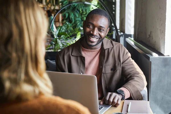 Ritratto Uomo Afro Americano Contemporaneo Che Sorride Partner Durante Incontro — Foto Stock