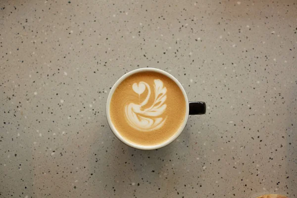 Vista Dall Alto Verso Basso Una Tazza Caffè Con Arte — Foto Stock