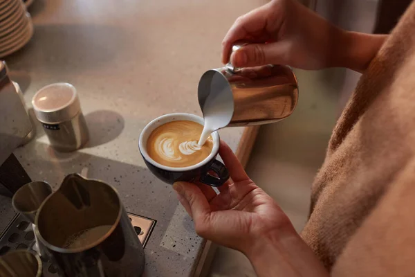 在咖啡店或咖啡店里做新鲜咖啡的同时 关闭无法辨认的咖啡店 复制空间 用奶油创作拿铁艺术 — 图库照片