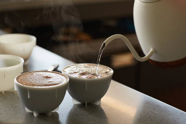 Крупным Планом Фоновое Изображение Неузнаваемой Баристы Наливающей Кофе Чашки Подряд — стоковое фото