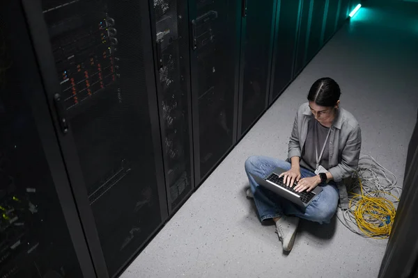 데이터 기술자가 바닥에 컴퓨터를 사용하는 컴퓨터 네트워크 — 스톡 사진