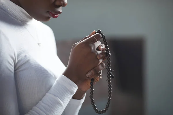非洲青年手持珠子祈祷的特写镜头 — 图库照片