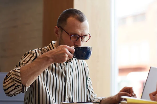 Ritratto Minimo Giovane Uomo Affari Che Beve Caffè Mentre Lavora — Foto Stock