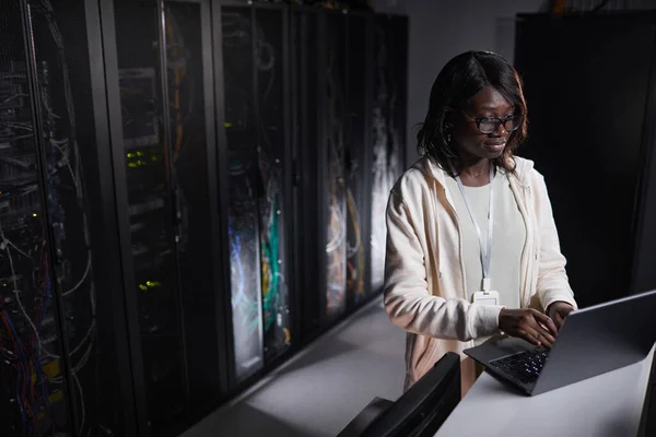 Retrato Mujer Afroamericana Ingeniero Red Utilizando Ordenador Portátil Mientras Trabaja — Foto de Stock