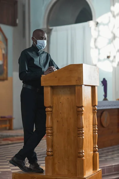 Hombre Africano Con Máscara Actuando Durante Misa Iglesia —  Fotos de Stock